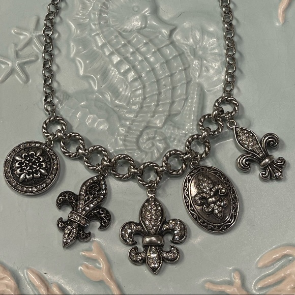 NWT! BeAuTiFuL Bold Silver Fleur de Lis Necklace! ⚜️❤️🤩 - Picture 2 of 7